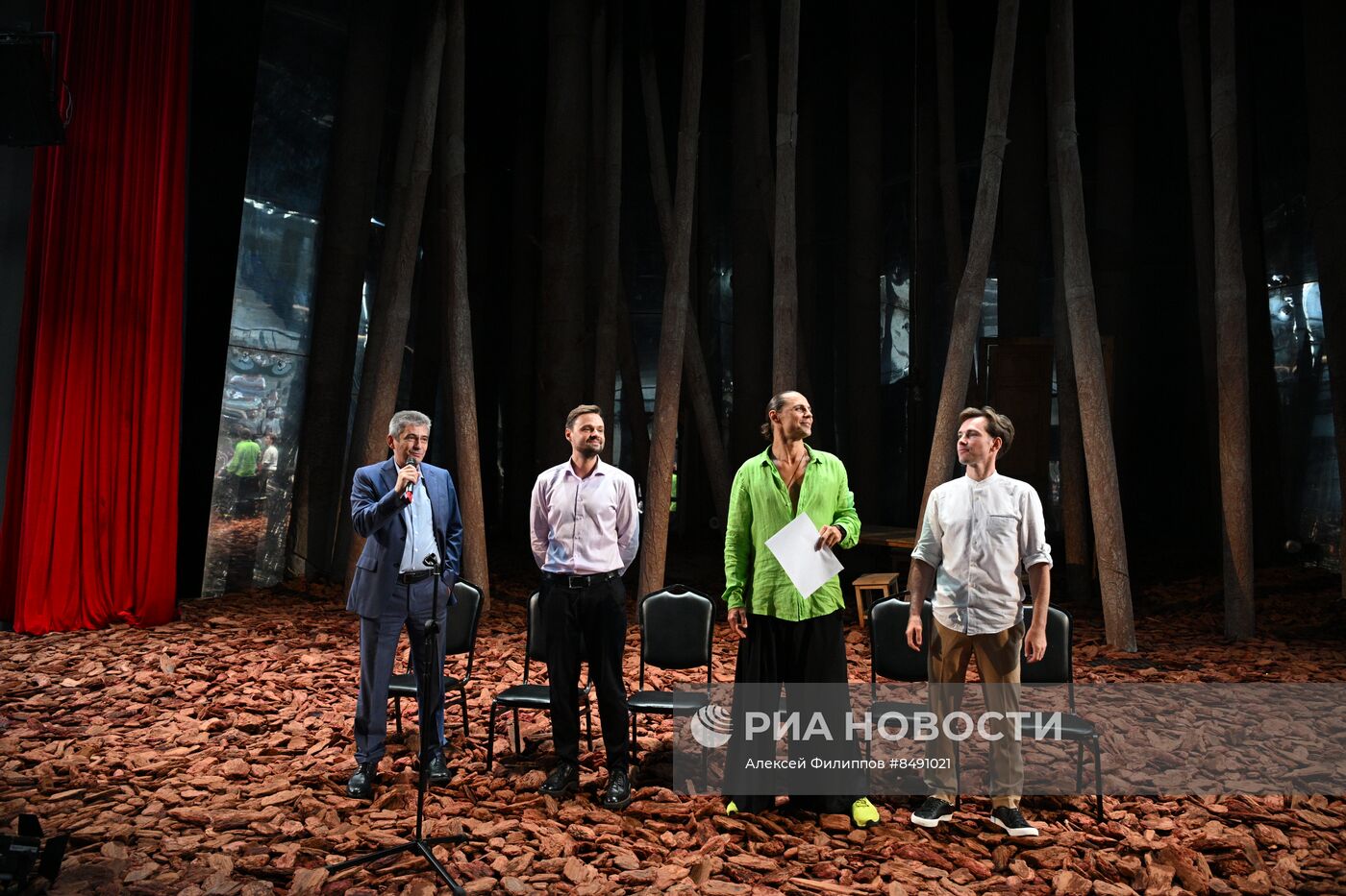 Сбор труппы театра Романа Виктюка