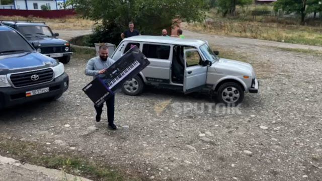 Алан Гаглоев передал Дому культуры села Орчосан синтезатор