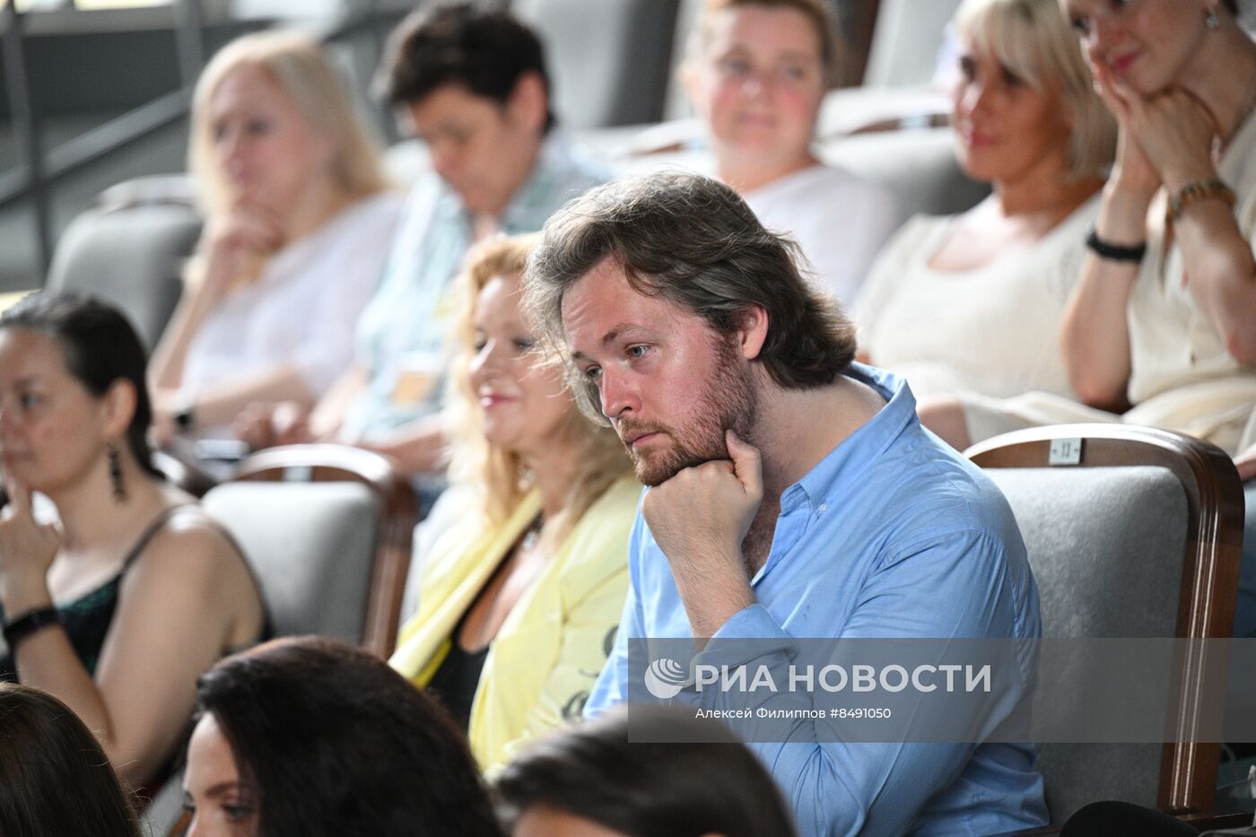 Сбор труппы театра Романа Виктюка