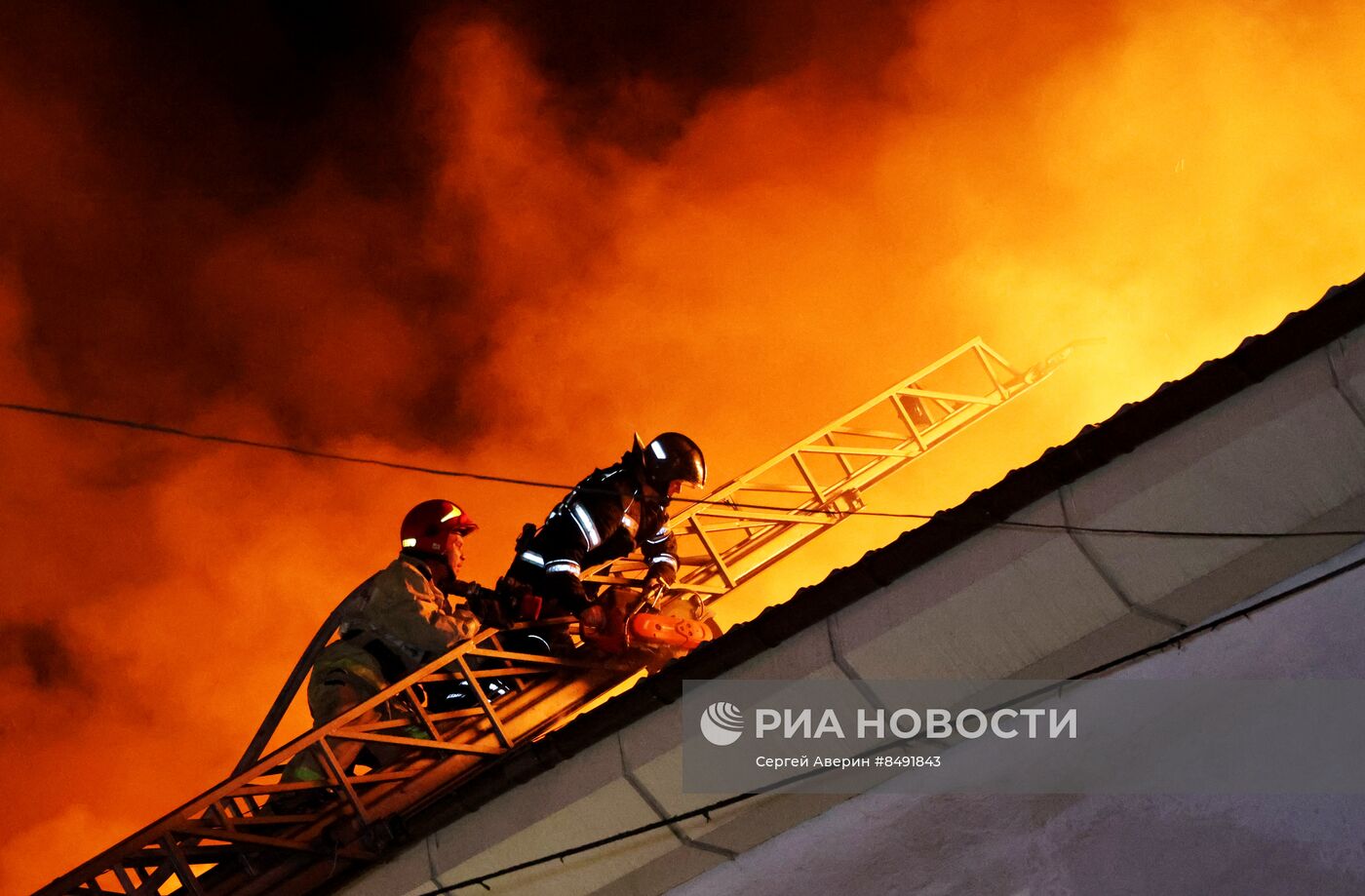 Пожар в здании Донецкого университета экономики и торговли после обстрела ВСУ