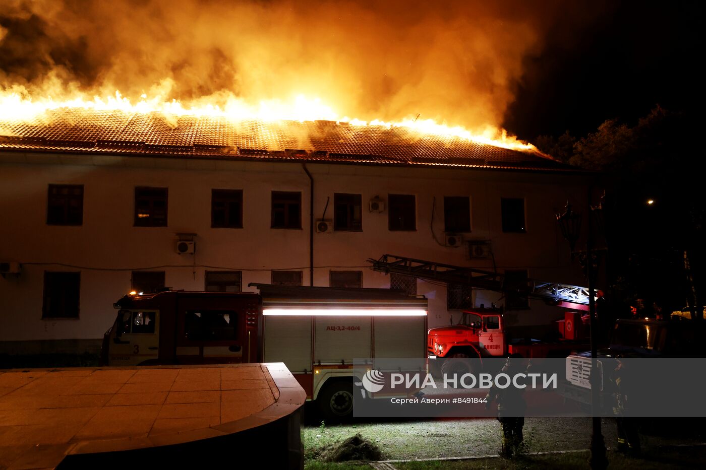 Пожар в здании Донецкого университета экономики и торговли после обстрела ВСУ