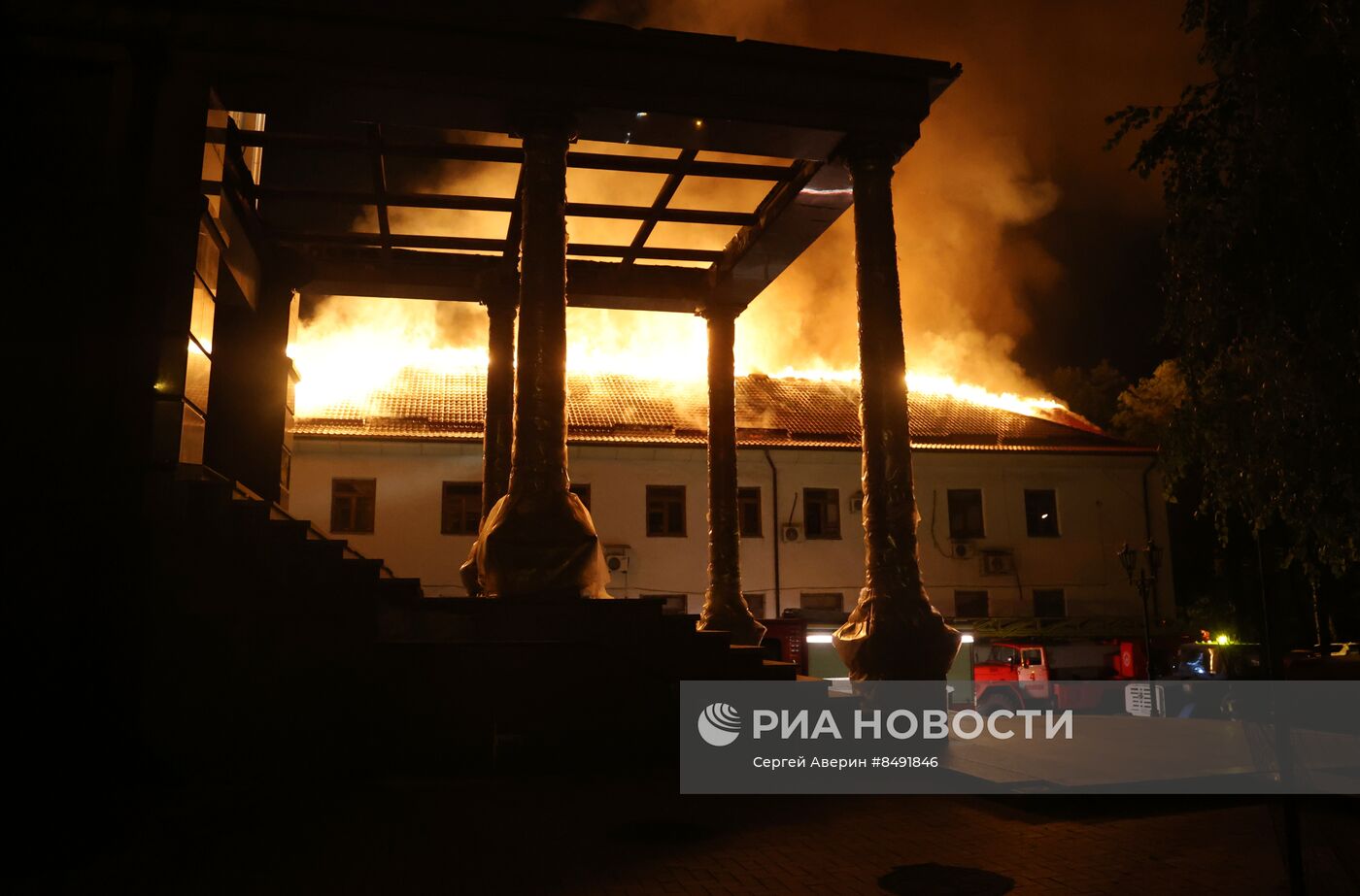 Пожар в здании Донецкого университета экономики и торговли после обстрела ВСУ