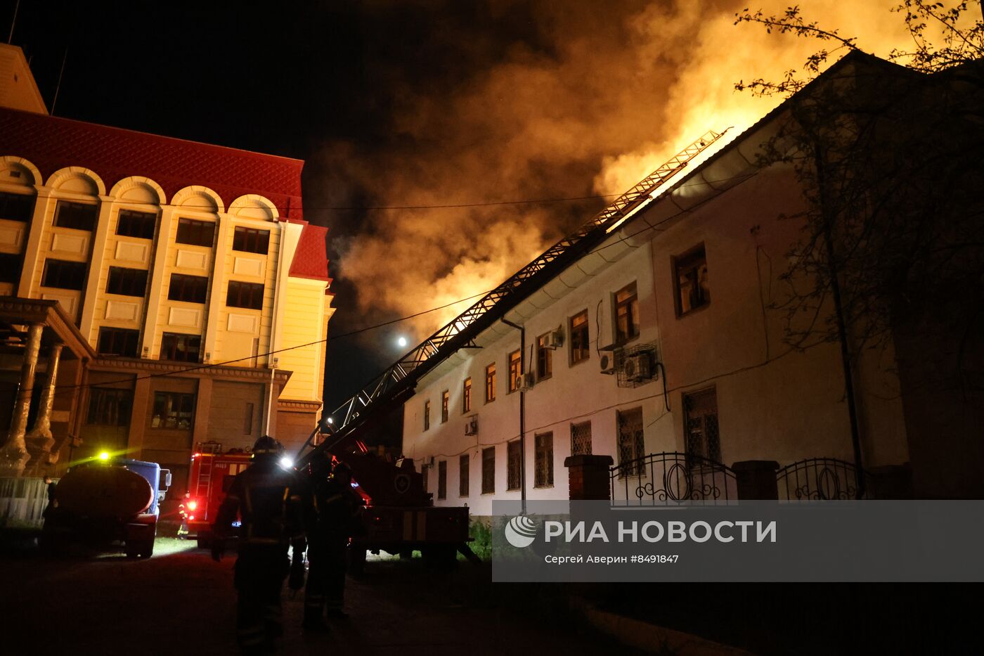 Пожар в здании Донецкого университета экономики и торговли после обстрела ВСУ