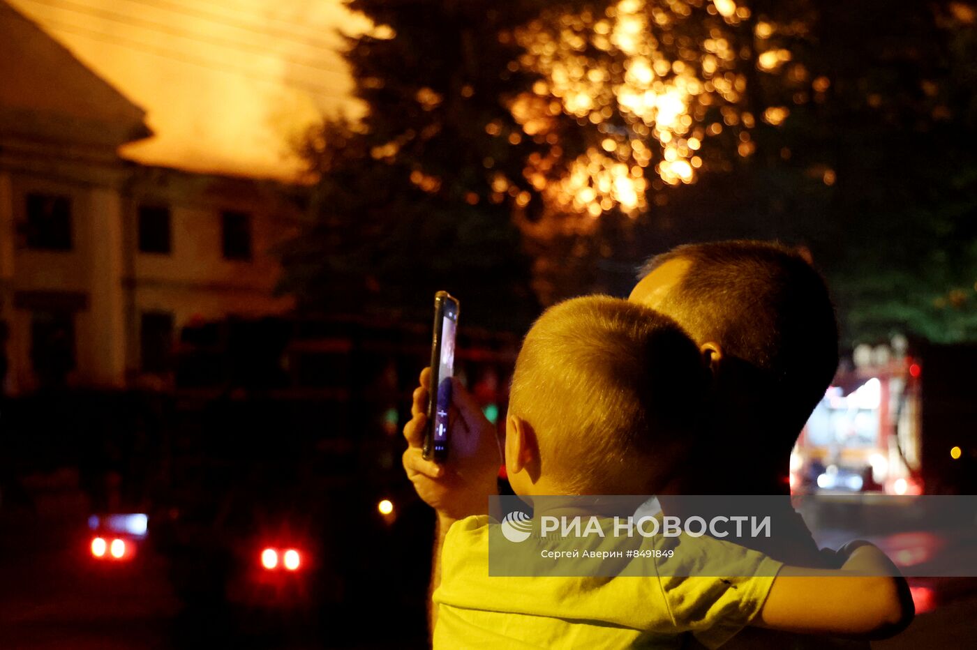 Пожар в здании Донецкого университета экономики и торговли после обстрела ВСУ