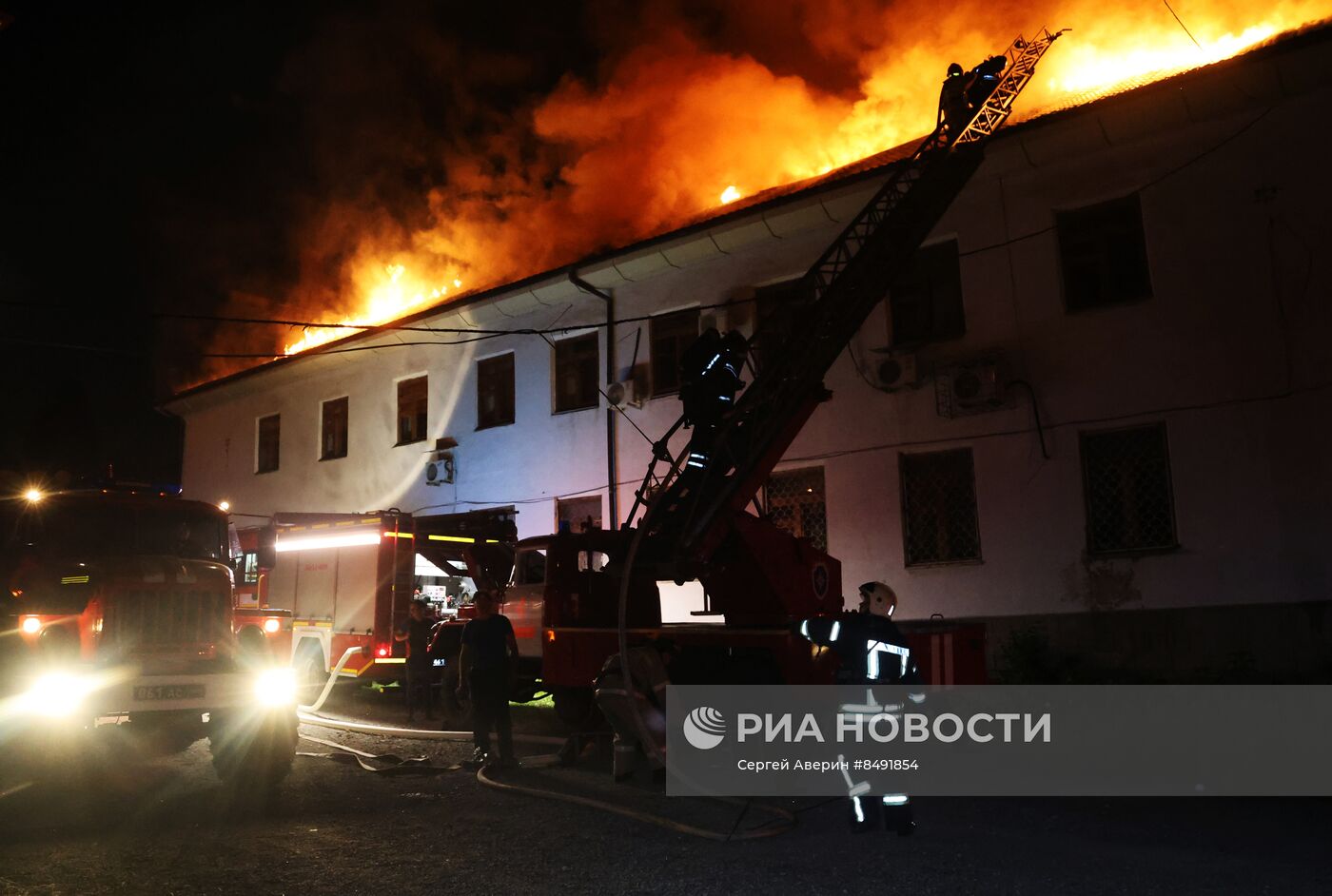 Пожар в здании Донецкого университета экономики и торговли после обстрела ВСУ