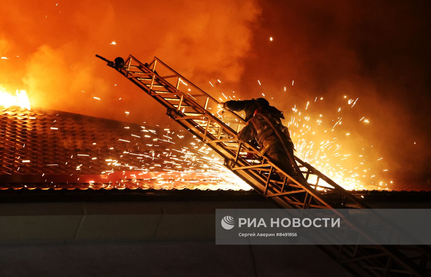 Пожар в здании Донецкого университета экономики и торговли после обстрела ВСУ