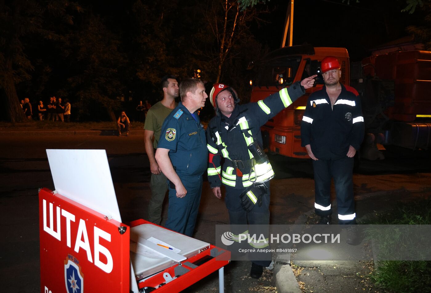 Пожар в здании Донецкого университета экономики и торговли после обстрела ВСУ