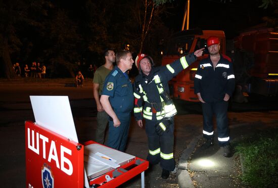 Пожар в здании Донецкого университета экономики и торговли после обстрела ВСУ