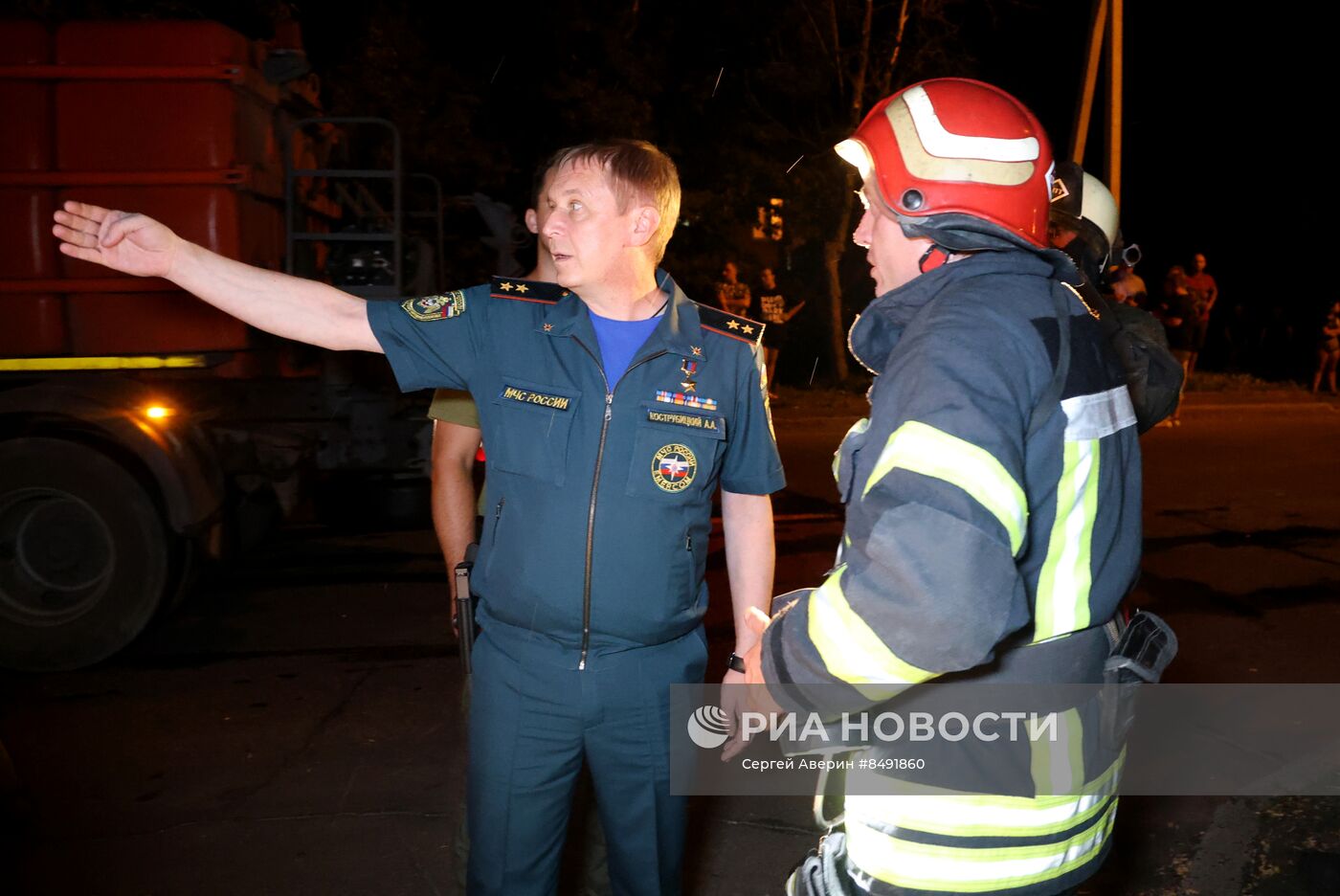 Пожар в здании Донецкого университета экономики и торговли после обстрела ВСУ