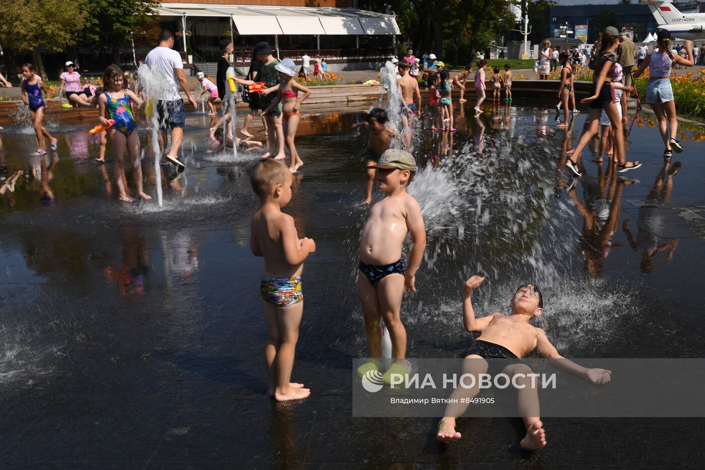 Москвичи и туристы в жаркую погоду в Москве