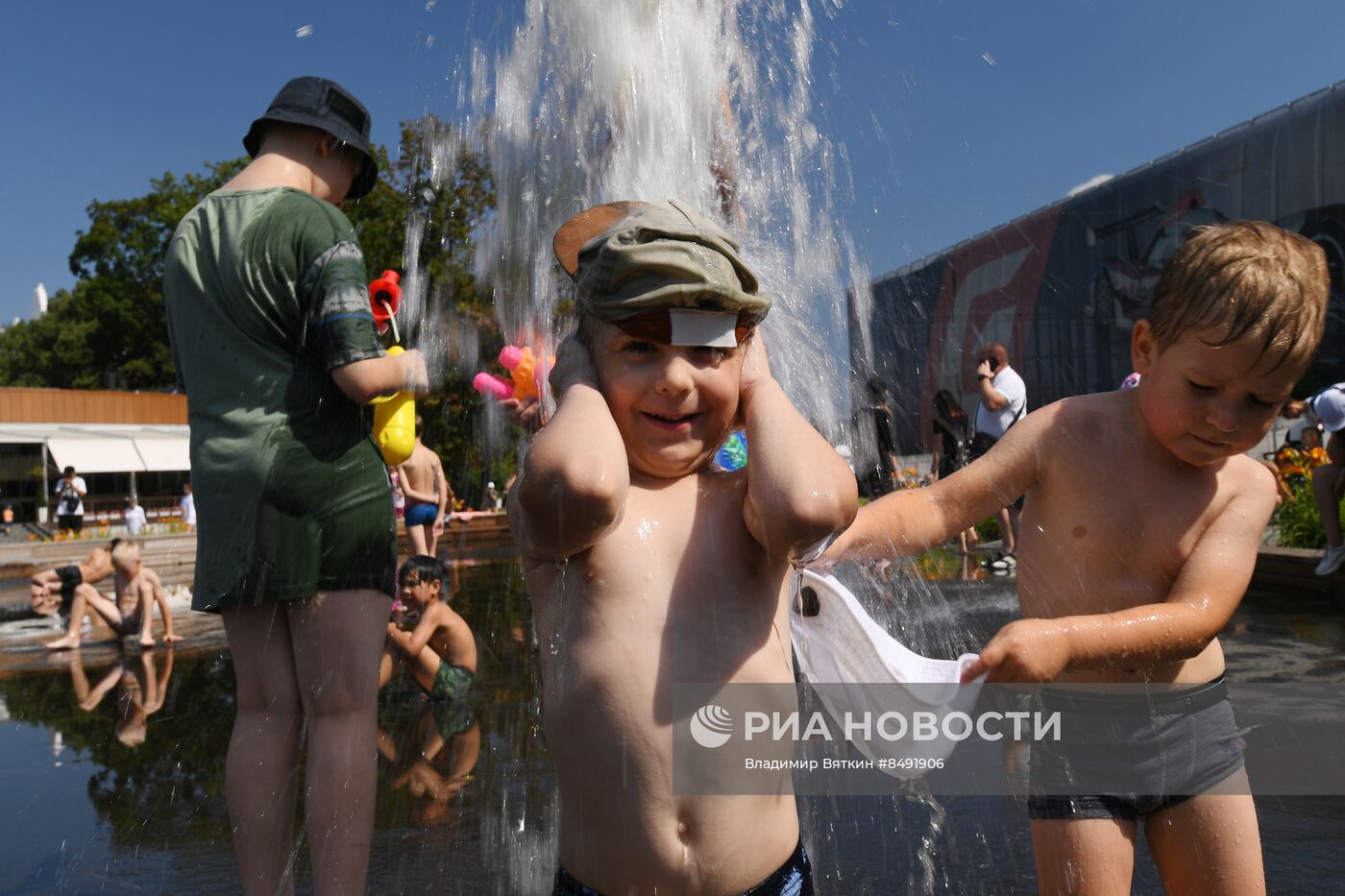 Москвичи и туристы в жаркую погоду в Москве