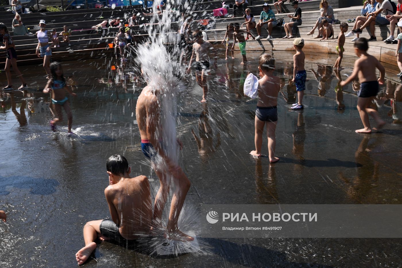 Москвичи и туристы в жаркую погоду в Москве