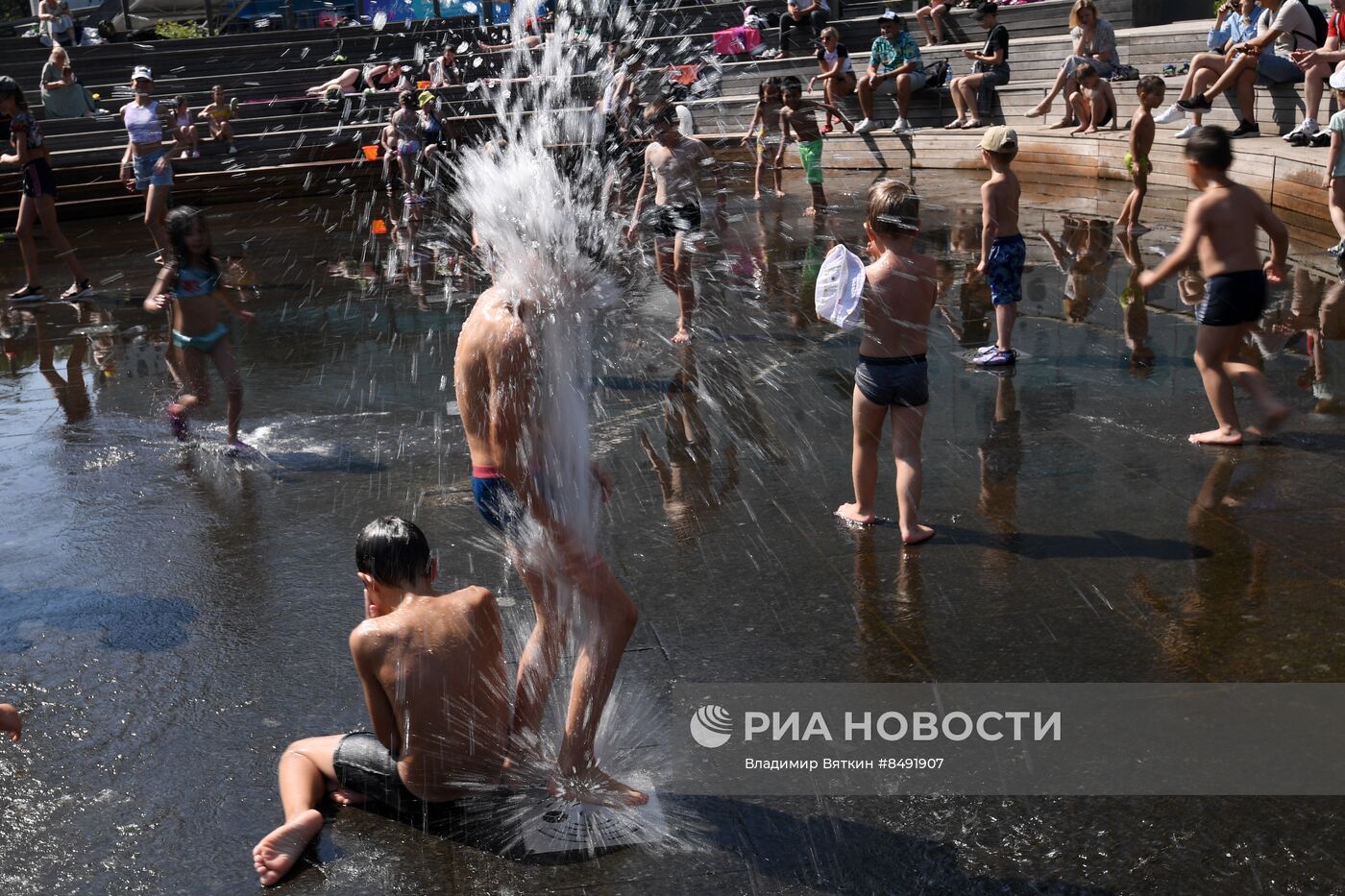 Москвичи и туристы в жаркую погоду в Москве