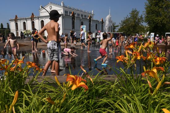 Москвичи и туристы в жаркую погоду в Москве