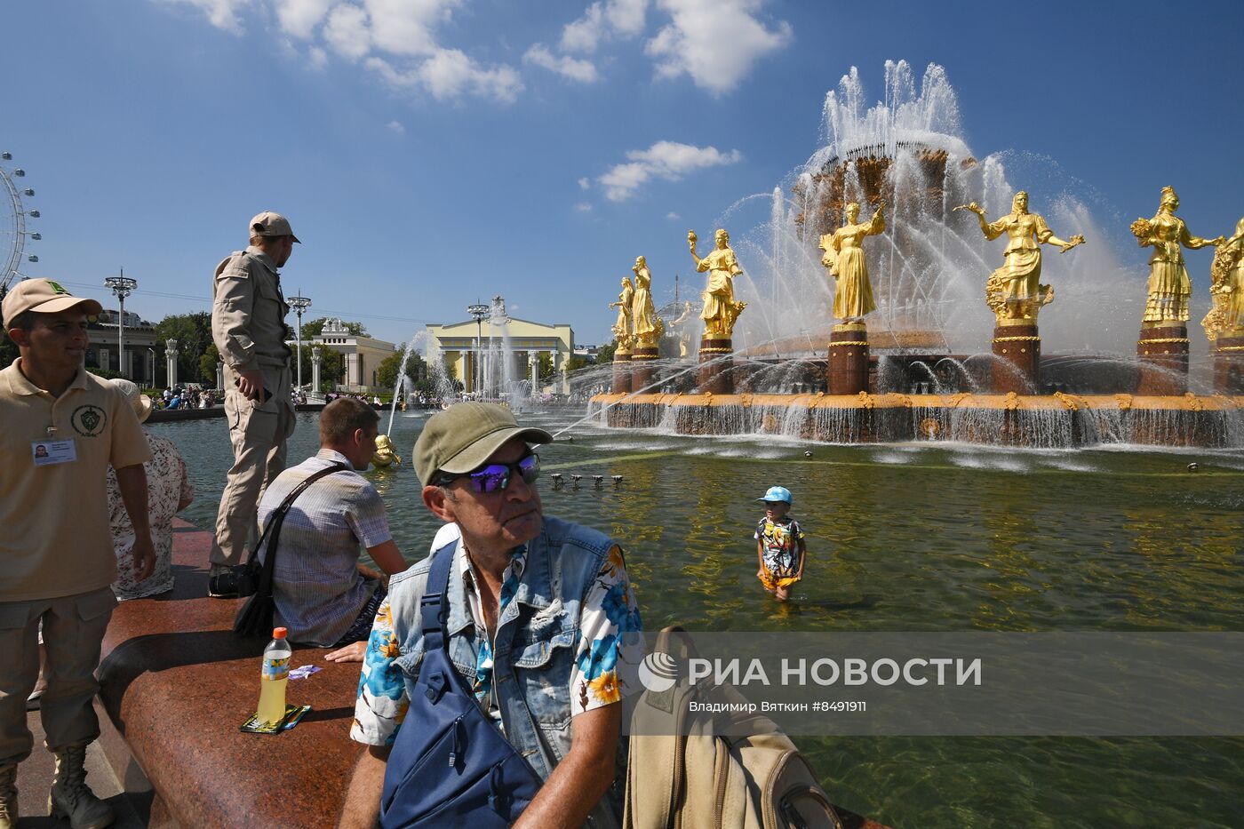 Москвичи и туристы в жаркую погоду в Москве