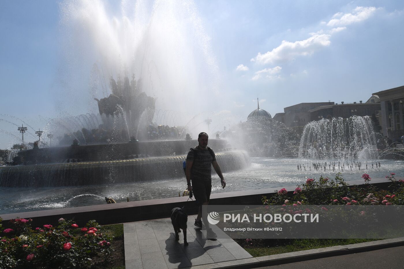 Москвичи и туристы в жаркую погоду в Москве