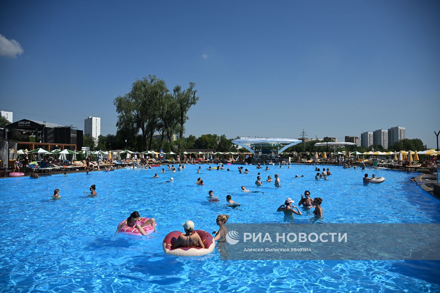 Горожане отдыхают в пляжном клубе "Dream Beach Club" на "Острове Мечты"