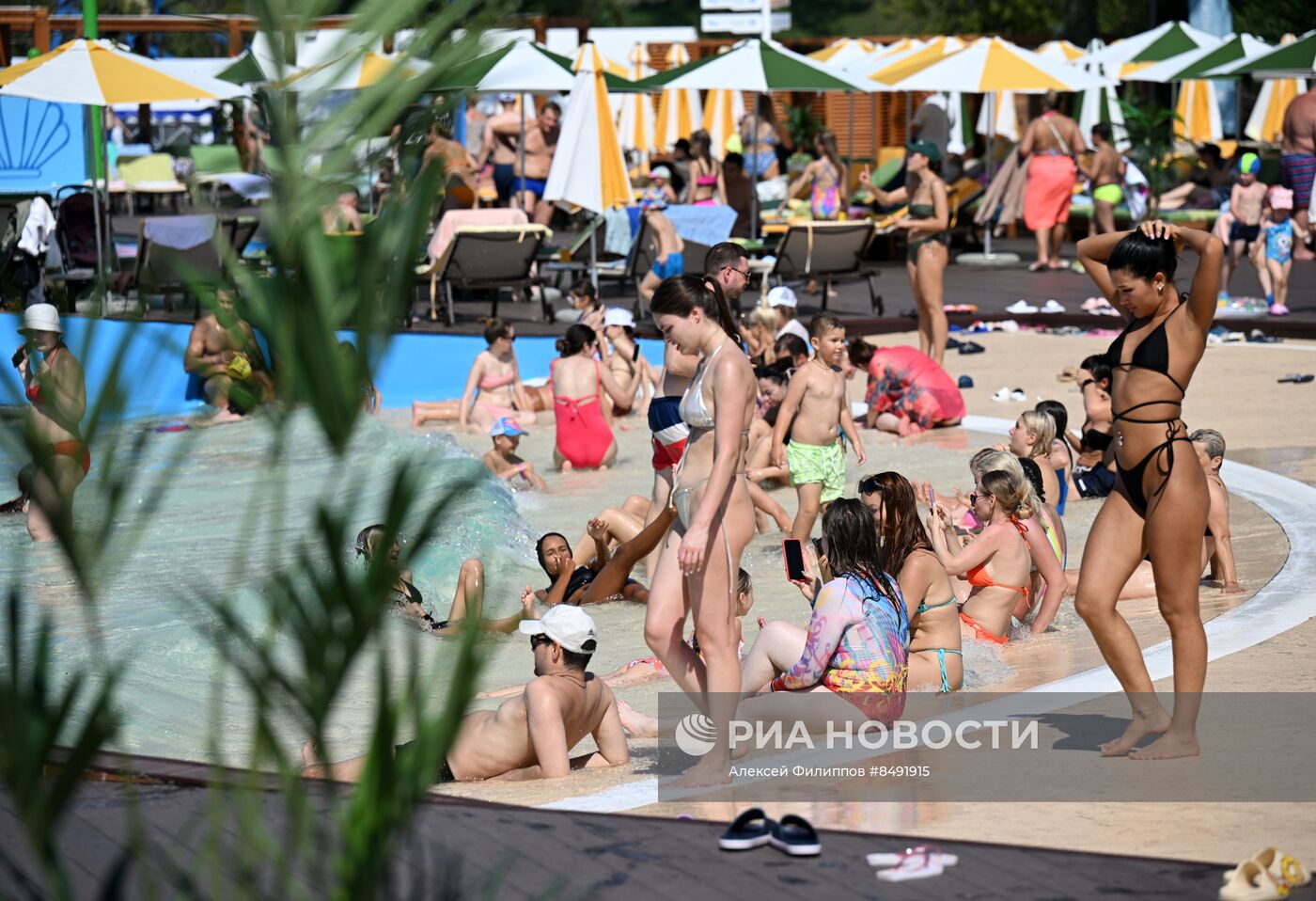 Горожане отдыхают в пляжном клубе "Dream Beach Club" на "Острове Мечты"