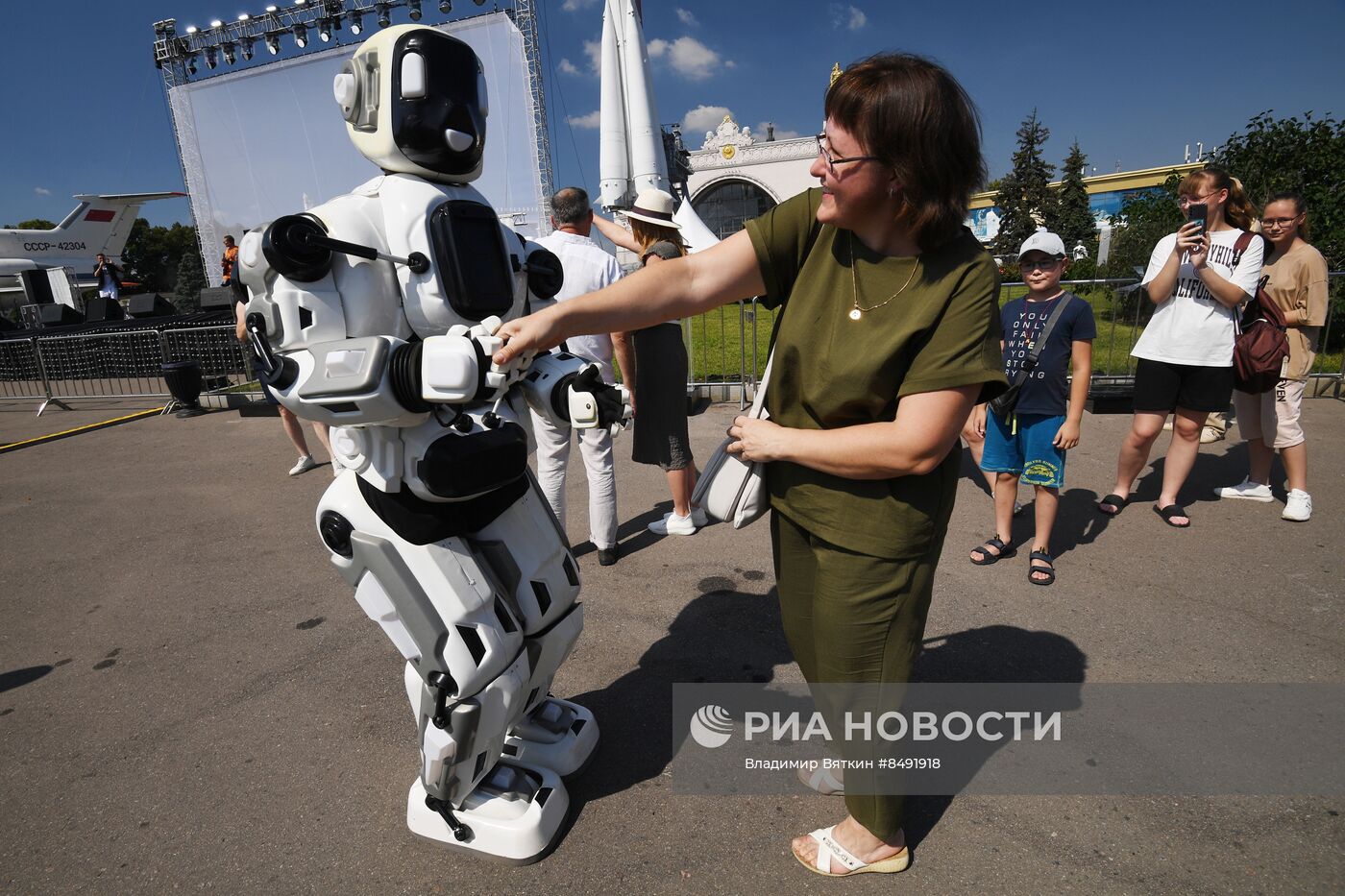 Москвичи и туристы в жаркую погоду в Москве