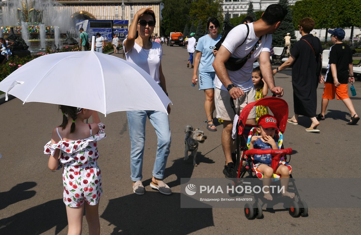 Москвичи и туристы в жаркую погоду в Москве