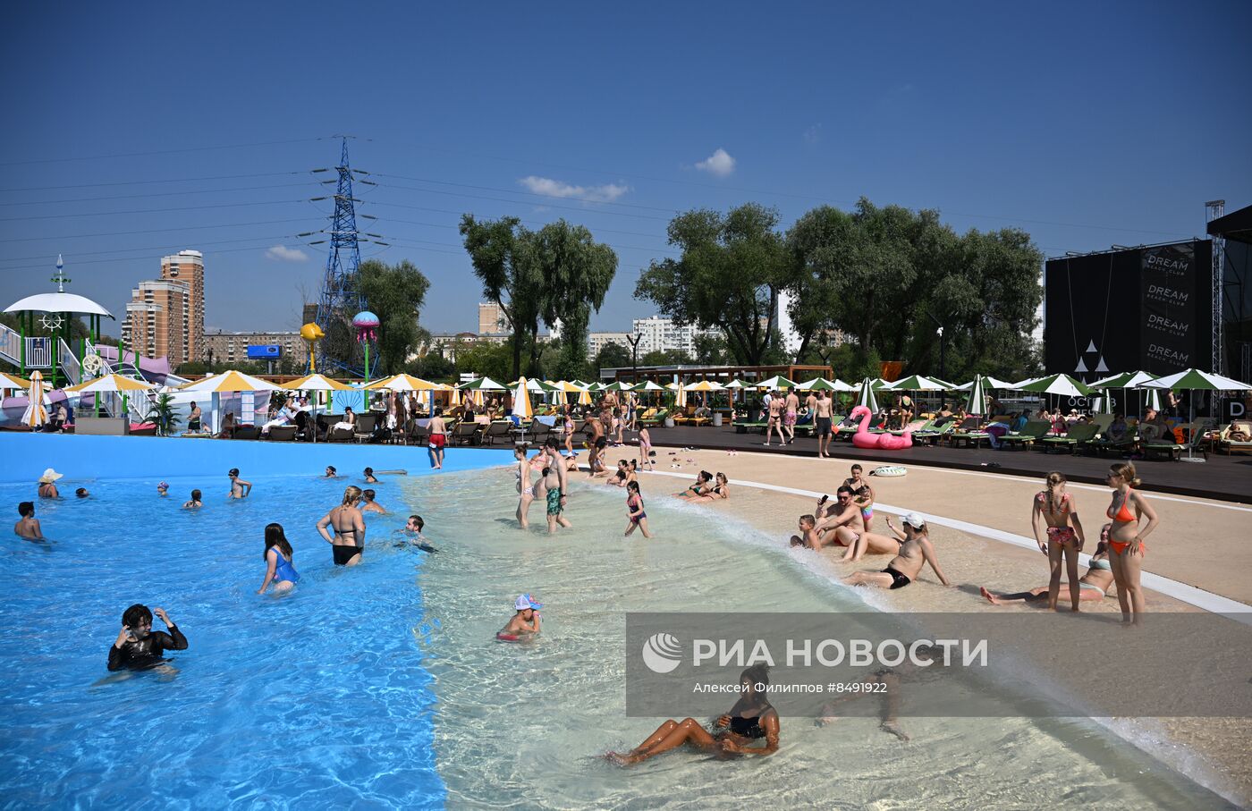 Горожане отдыхают в пляжном клубе "Dream Beach Club" на "Острове Мечты"