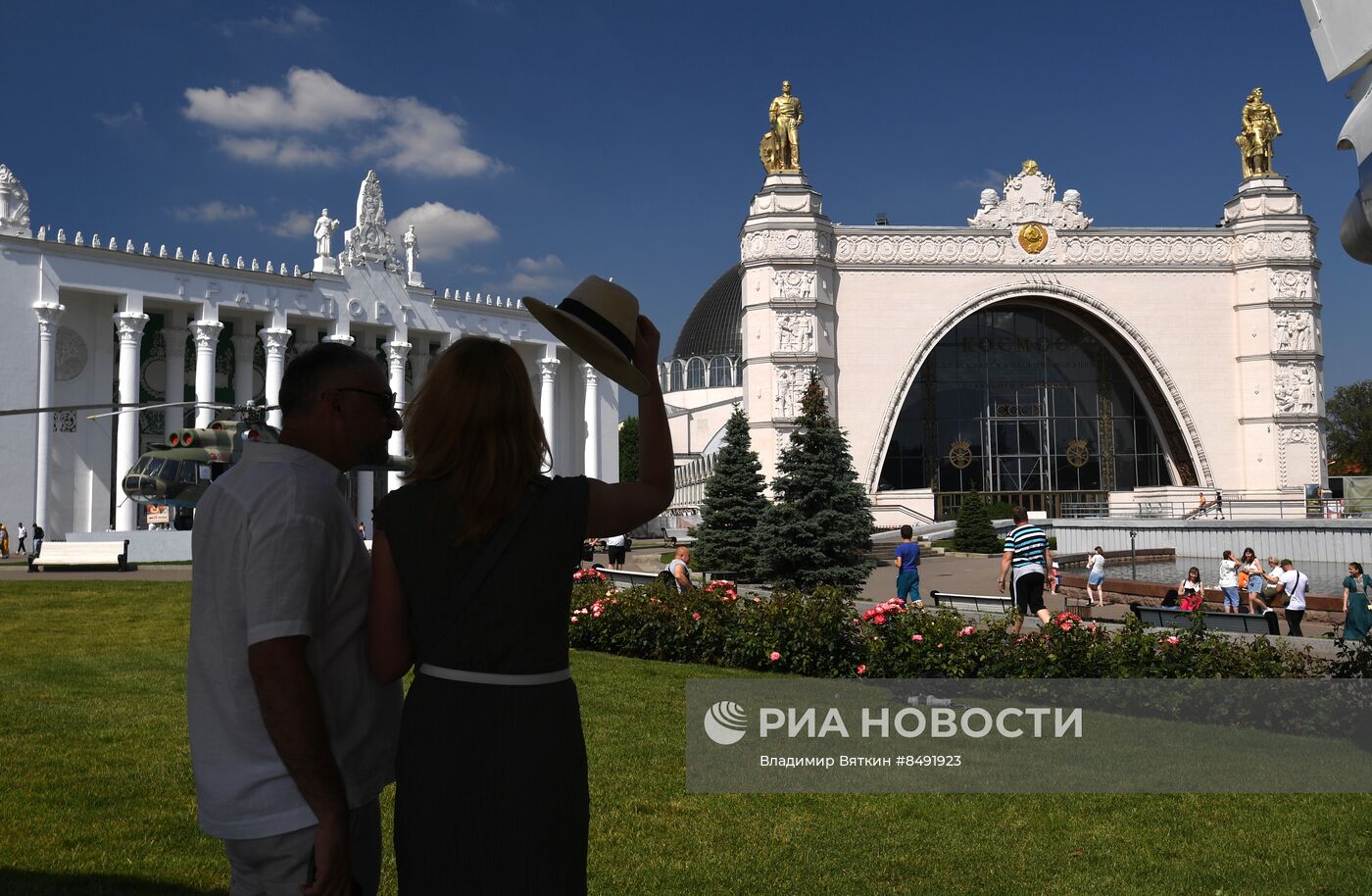 Москвичи и туристы в жаркую погоду в Москве