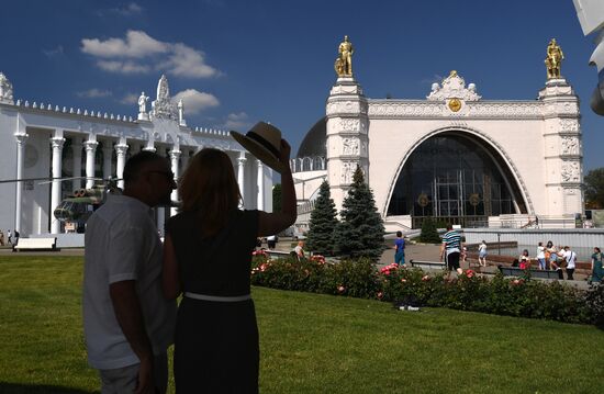 Москвичи и туристы в жаркую погоду в Москве