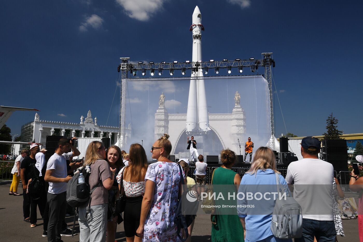 Москвичи и туристы в жаркую погоду в Москве