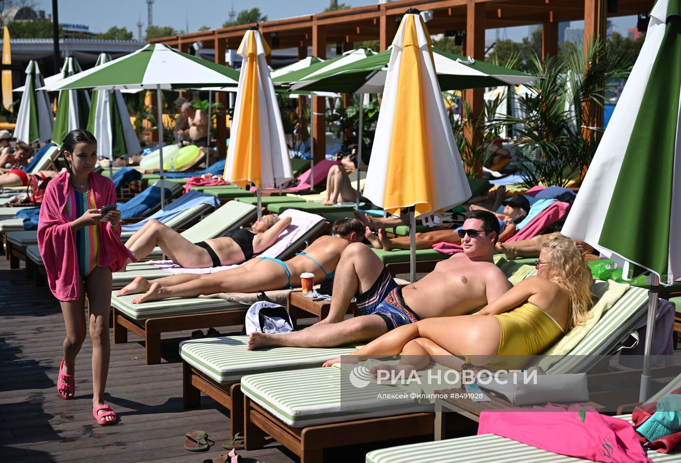 Горожане отдыхают в пляжном клубе "Dream Beach Club" на "Острове Мечты"