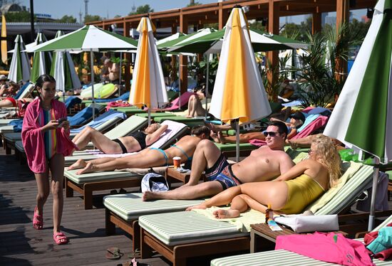 Горожане отдыхают в пляжном клубе "Dream Beach Club" на "Острове Мечты"