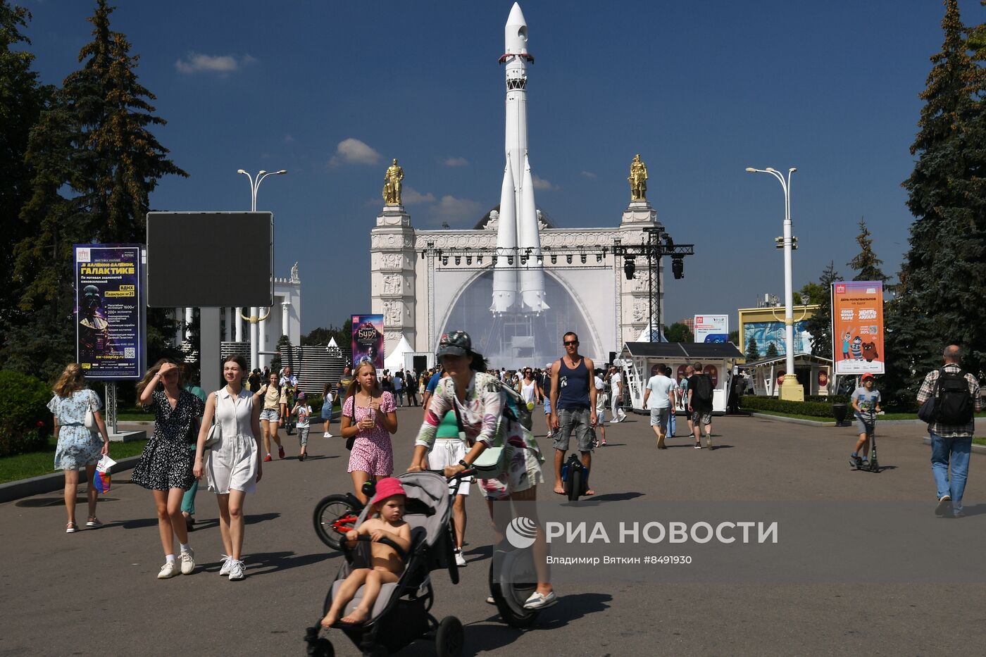 Москвичи и туристы в жаркую погоду в Москве