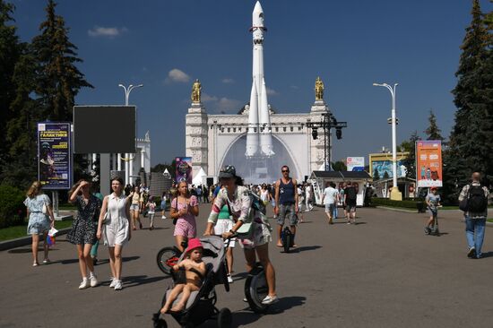 Москвичи и туристы в жаркую погоду в Москве