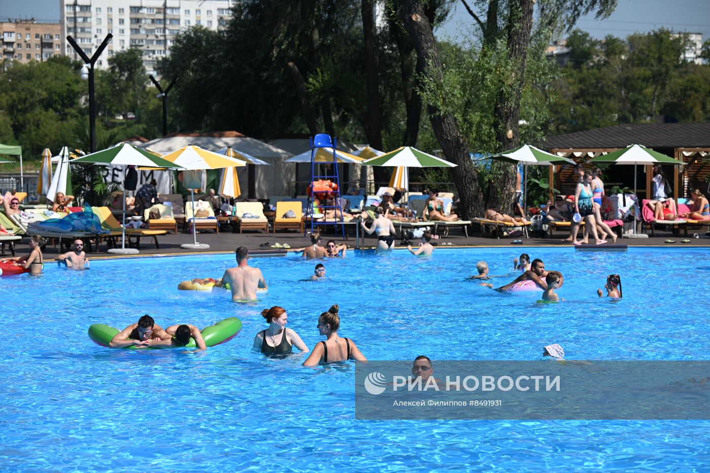 Горожане отдыхают в пляжном клубе "Dream Beach Club" на "Острове Мечты"