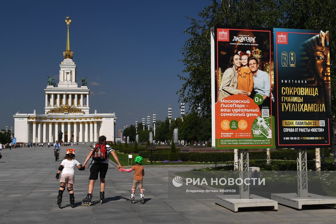 Москвичи и туристы в жаркую погоду в Москве