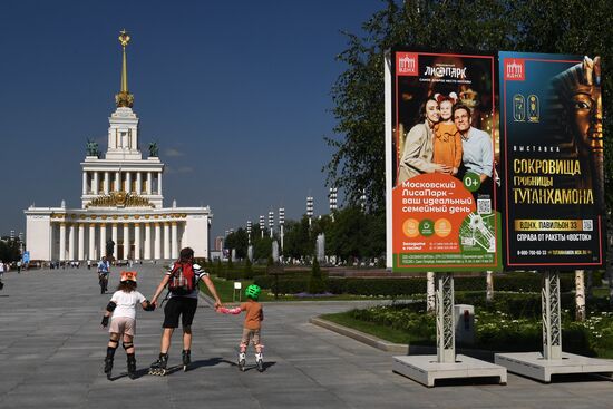 Москвичи и туристы в жаркую погоду в Москве