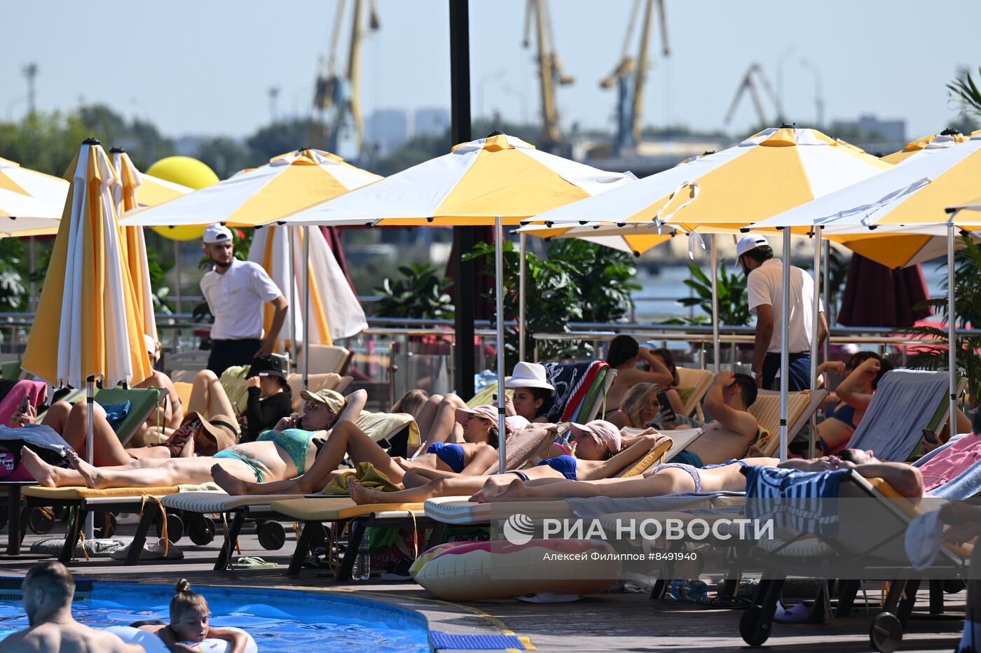 Горожане отдыхают в пляжном клубе "Dream Beach Club" на "Острове Мечты"