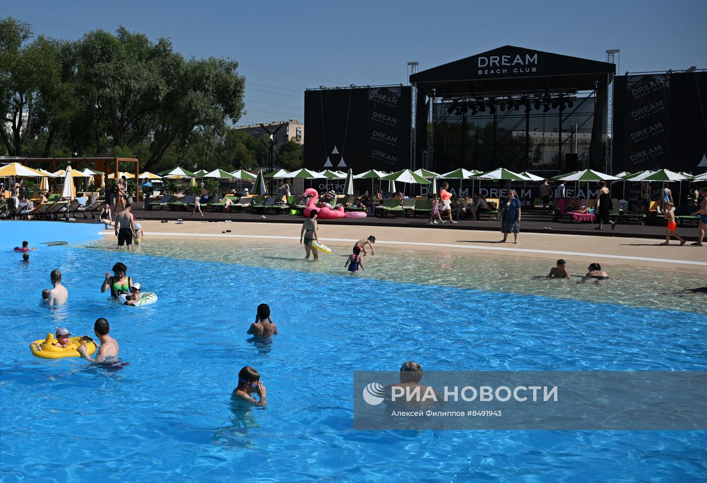 Горожане отдыхают в пляжном клубе "Dream Beach Club" на "Острове Мечты"