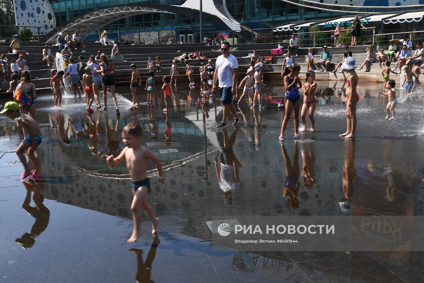 Москвичи и туристы в жаркую погоду в Москве