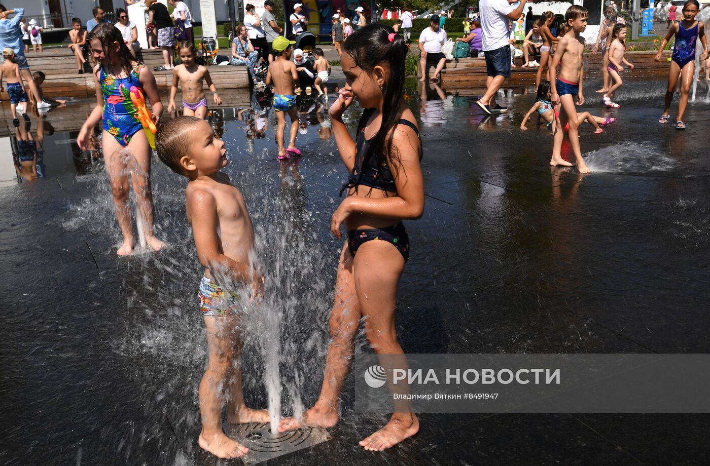 Москвичи и туристы в жаркую погоду в Москве