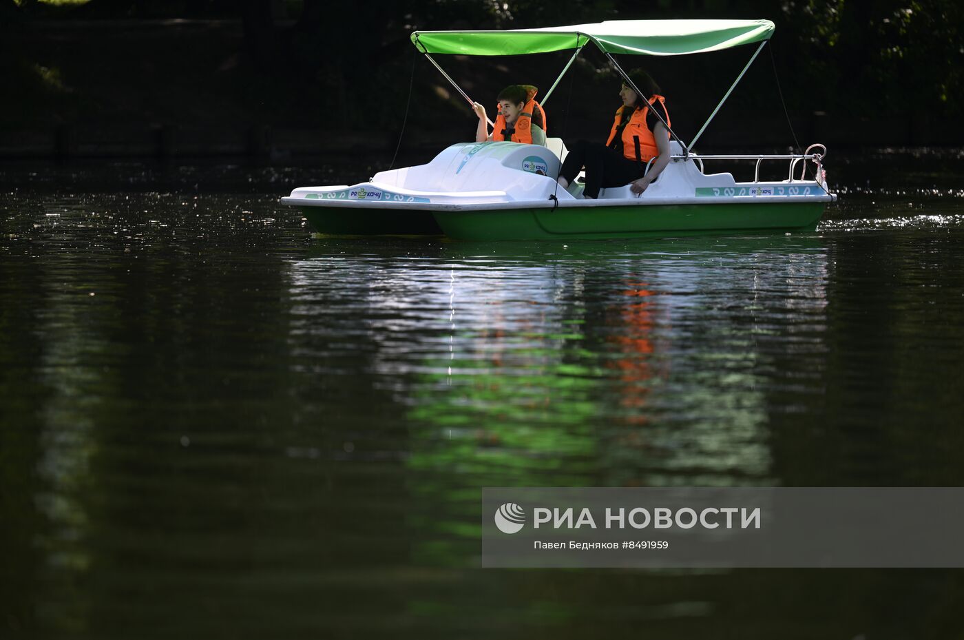 Москвичи и туристы в жаркую погоду в Москве