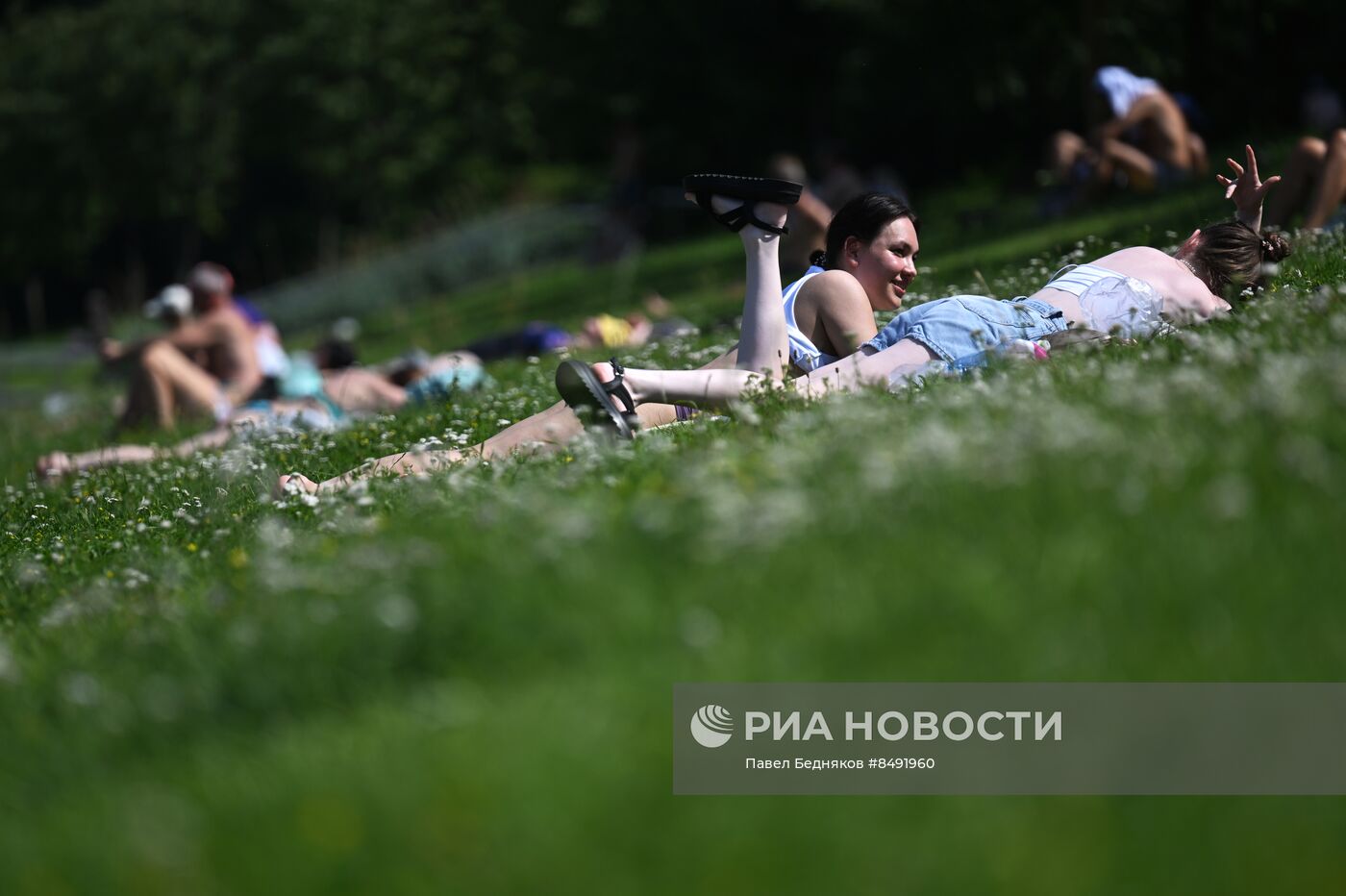 Москвичи и туристы в жаркую погоду в Москве