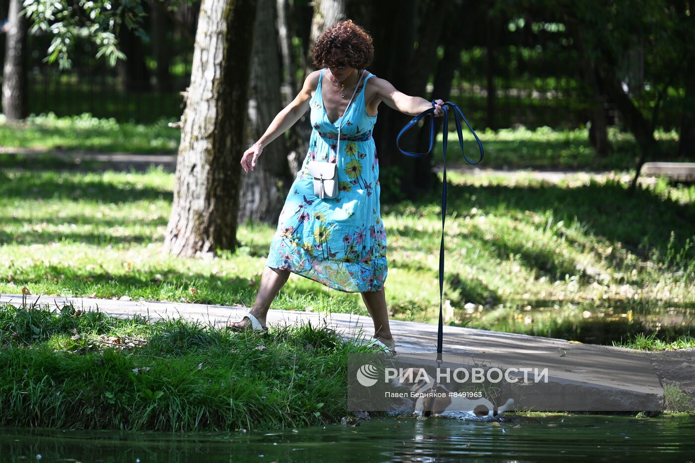 Москвичи и туристы в жаркую погоду в Москве