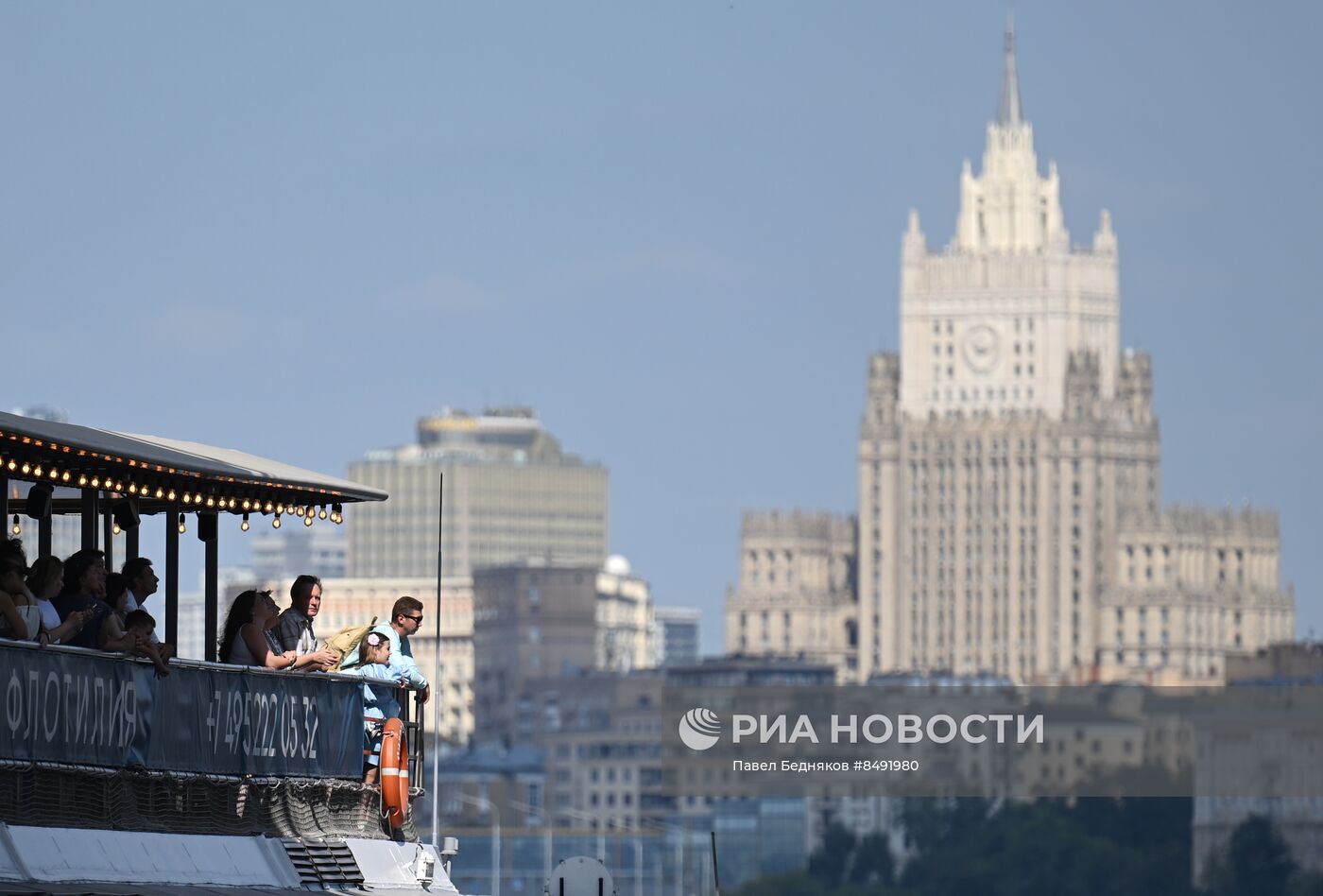 Москвичи и туристы в жаркую погоду в Москве