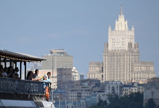 Москвичи и туристы в жаркую погоду в Москве