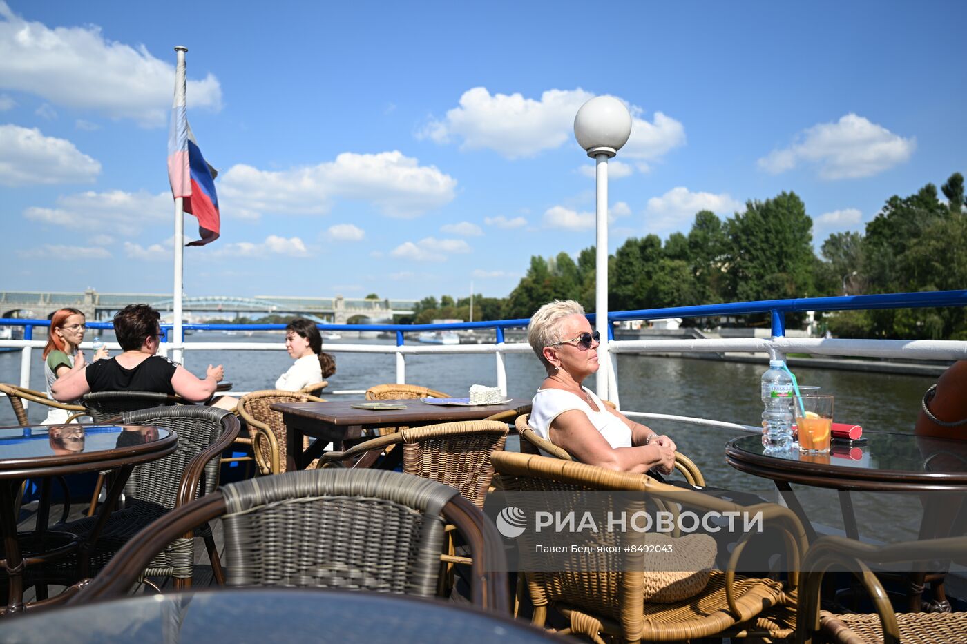 Москвичи и туристы в жаркую погоду в Москве