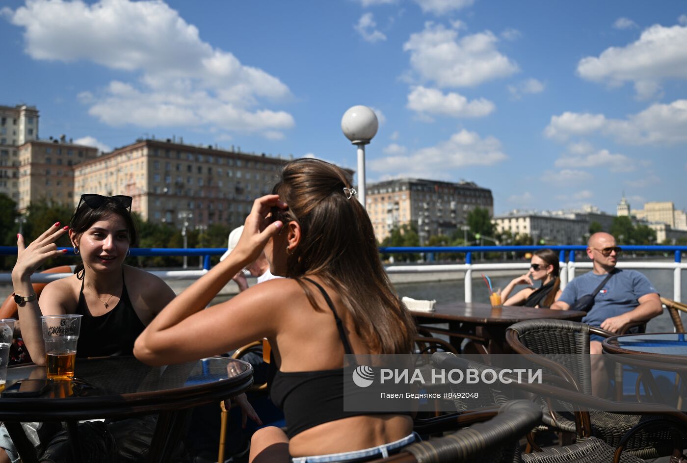 Москвичи и туристы в жаркую погоду в Москве