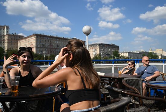 Москвичи и туристы в жаркую погоду в Москве