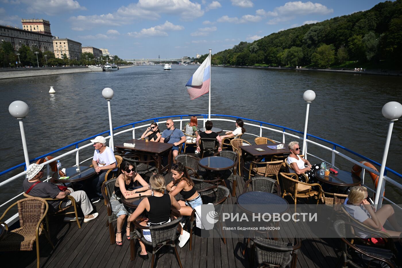 Москвичи и туристы в жаркую погоду в Москве