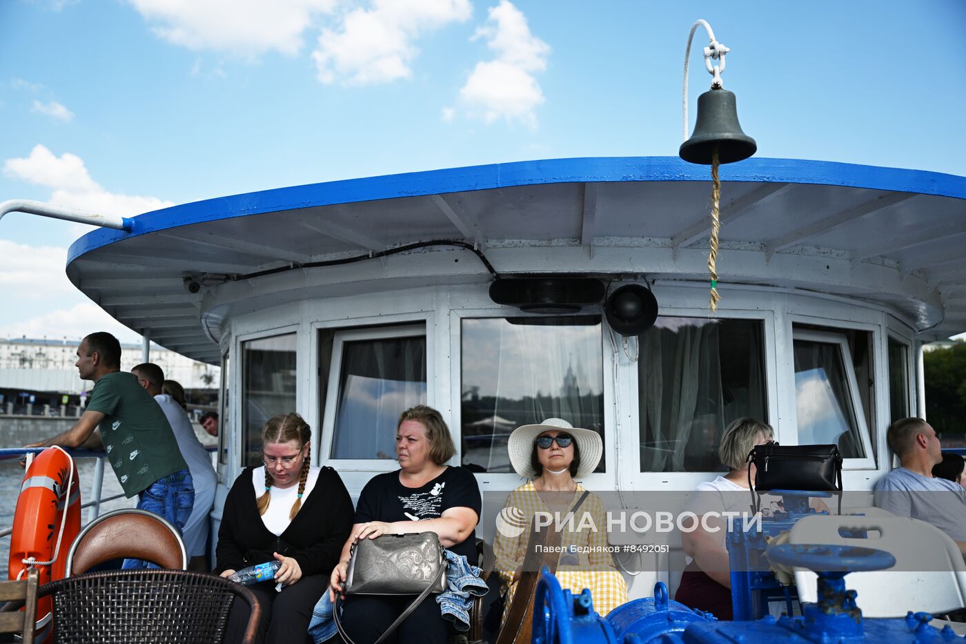 Москвичи и туристы в жаркую погоду в Москве