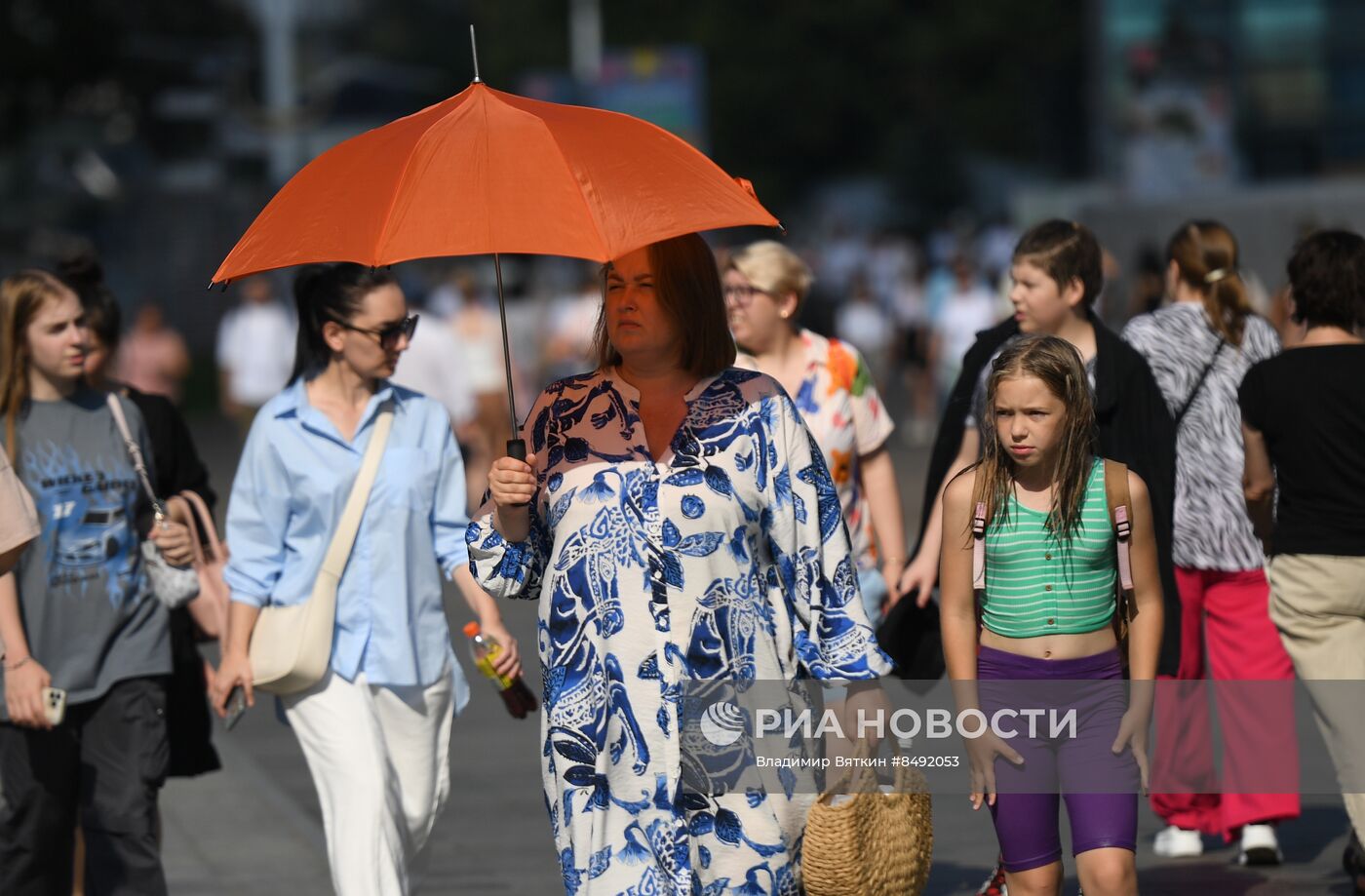 Москвичи и туристы в жаркую погоду в Москве